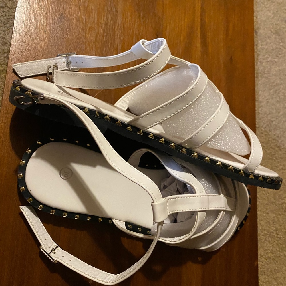 White opened toe sandals - Picture 2 of 3